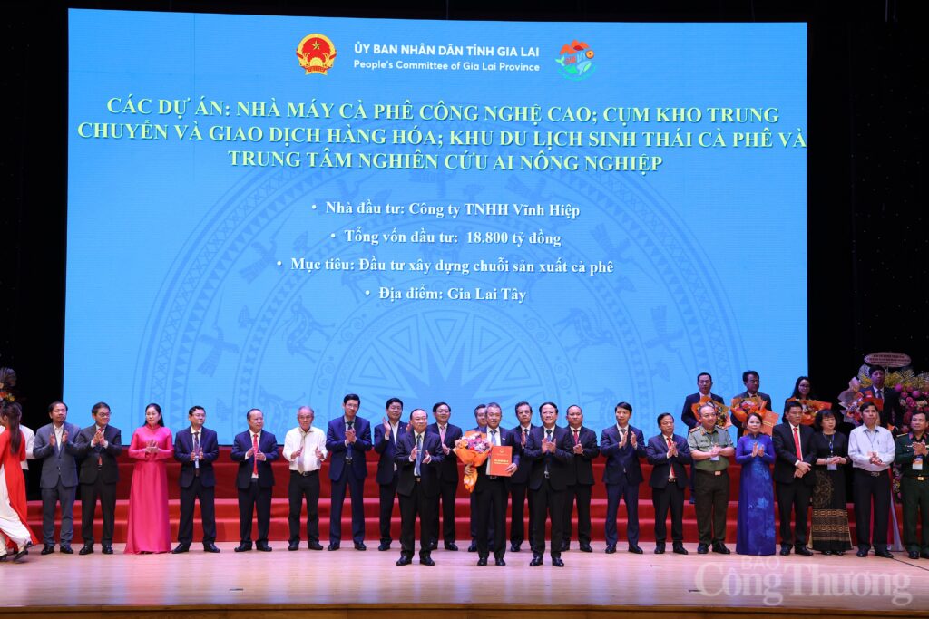Granting investment approval for projects of Vinh Hiep Co., Ltd. Photo: Hien Mai